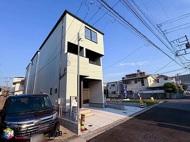 【現地外観写真】美しい緑と良好な住環境が守られてきたこの街に、新築戸建てが誕生致しました。穏やかな空気の流れる落ち着いた住環境です。ぜひ、現地へ足をお運びいただき実際の環境・陽当たりをご確認下さいませ♪