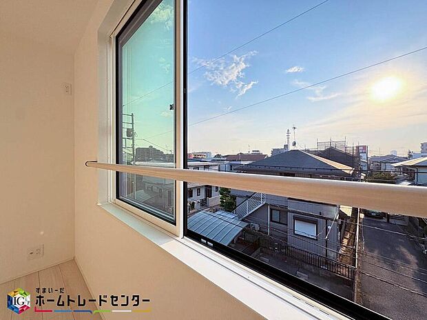 【その他】南向きの窓は一年中温かな陽光が差し込む明るい部屋になります。夏は太陽の位置が高いので、それほど直射日光は入りませんが、冬になると太陽の位置が低くなるため温かい陽光を取り入れやすくお部屋もポカポカです♪