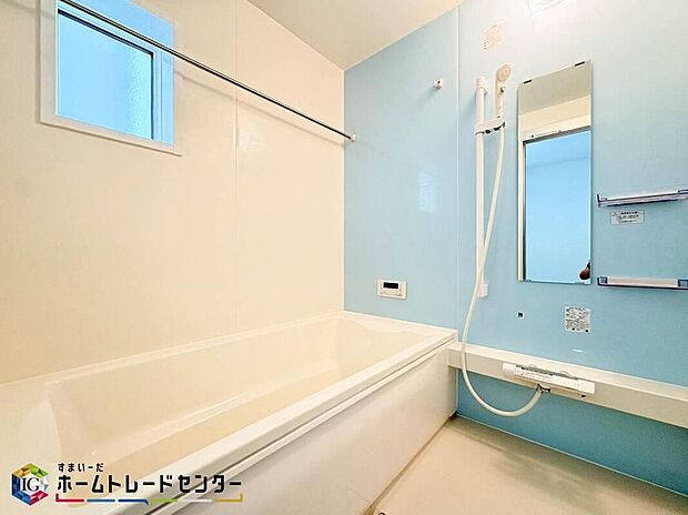 【浴室】ゆったりとくつろぐことのできるバスタブは毎日の疲れを 癒す空間になってます。親子で一緒に入れる広さがありますので、親子のコミュニケーションの場として♪また、換気窓もあるので気になる湿気も安心ですね♪