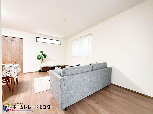 【リビング】掃出し窓から光が降りそそぐ開放的なリビング。大きな窓からは、太陽のやわらかな光はもちろん、年中爽やかな風が吹き抜けます。自然の恵みが、快適で心地の良い空間を演出してくれますね。