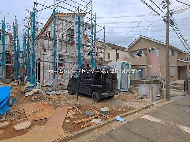 【前面道路含む現地写真】閑静な住宅地で子育て家族にピッタリ。毎日のお散歩も快適な緑に恵まれたエリアで、自然に包まれた穏やかな暮らしを実現するための、ゆとりある住環境が整っています。緑の潤いを感じながらホッと生活できそう。