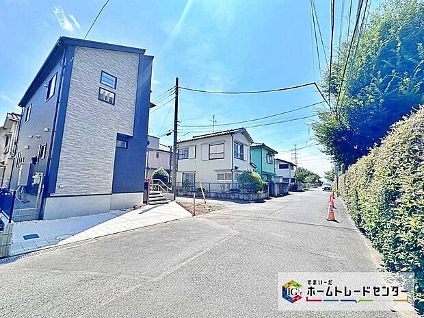 【前面道路含む現地写真】閑静な住宅地で子育て家族にピッタリ。毎日のお散歩も快適な緑に恵まれたエリアで、自然に包まれた穏やかな暮らしを実現するための、ゆとりある住環境が整っています。緑の潤いを感じながらホッと生活できそう。