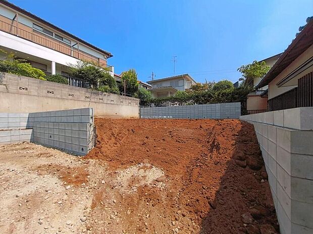 【現地外観写真】美しい緑と良好な住環境が守られてきたこの街に、新築戸建てが誕生致しました。穏やかな空気の流れる落ち着いた住環境です。ぜひ、現地へ足をお運びいただき実際の環境・陽当たりをご確認下さいませ♪
