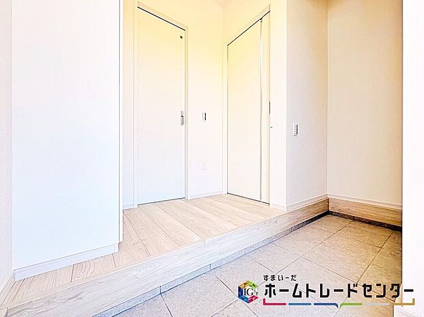 【玄関】(1号棟)下駄箱はトールタイプになっていますので、脚の長いブーツや長靴もたっぷり収納いただけます。いつも気持ちよくご家族をむかえられるよう、玄関下駄箱収納をフル活用してスッキリとした玄関を実現♪