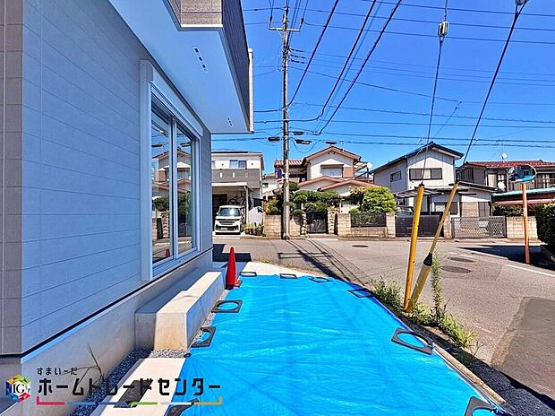 【駐車場】一戸建ては都心部などの物件を除き、駐車スペース付きの物件が一般的。玄関と駐車スペースとの行き来もしやすく、天候が悪い日などに便利。