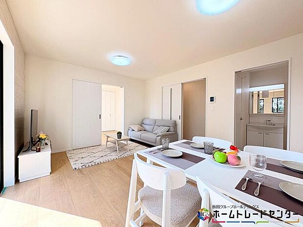 【リビング】B号棟☆広々としたLDKに、自分好みのインテリアでレイアウト。季節ごとに模様替えなども、楽しみの一つとなりそうです。※こちらの家具等は販売しておりません。