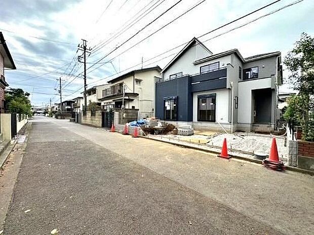 【前面道路含む現地写真】閑静な住宅地で子育て家族にピッタリ。毎日のお散歩も快適な緑に恵まれたエリアで、自然に包まれた穏やかな暮らしを実現するための、ゆとりある住環境が整っています。緑の潤いを感じながらホッと生活できそう。