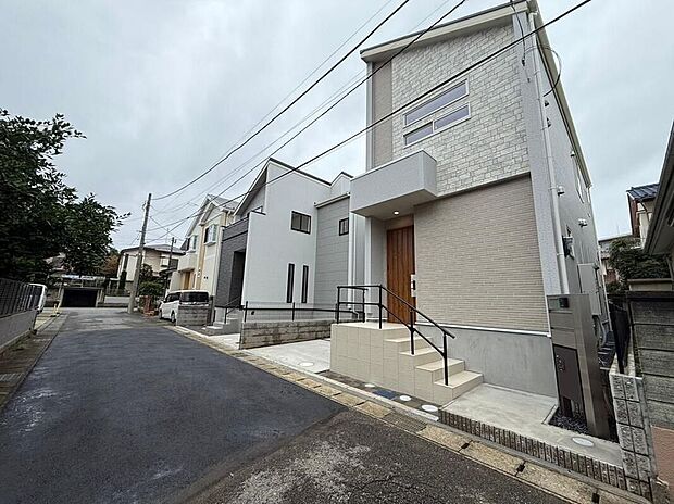 【現地外観写真】美しい緑と良好な住環境が守られてきたこの街に、新築戸建てが誕生致しました。穏やかな空気の流れる落ち着いた住環境です。ぜひ、現地へ足をお運びいただき実際の環境・陽当たりをご確認下さいませ♪