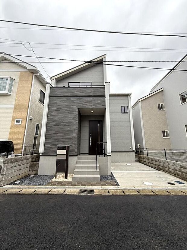 【現地外観写真】家族みんなが揃う場所だからこそ一番に陽当たりを考慮し明るくゆったりとくつろげる場所として設計しております。※こちらはCGで画像生成したイメージ画像になります。家具などは付いておりません。