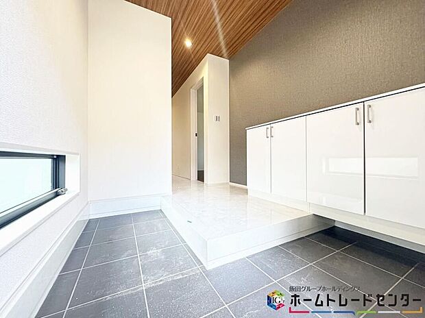 【玄関】【3号棟】散らかりがちな玄関もスッキリと保てる玄関収納。収納棚の上にお好きなインテリアを飾るのも素敵です♪