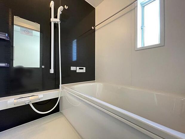 【浴室】ゆったりと浸かれる1坪風呂を採用！1日の疲れを癒してくれる浴室は、窓のある開放的な空間