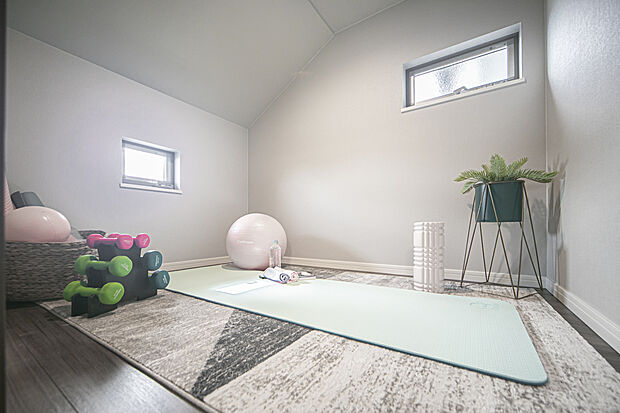 【8-13号邸コンセプトハウス】
使い道のアイディアが広がるスキップロフトは約2.5帖の広さ。趣味の空間や作業スペースなど多彩に使用可能です。