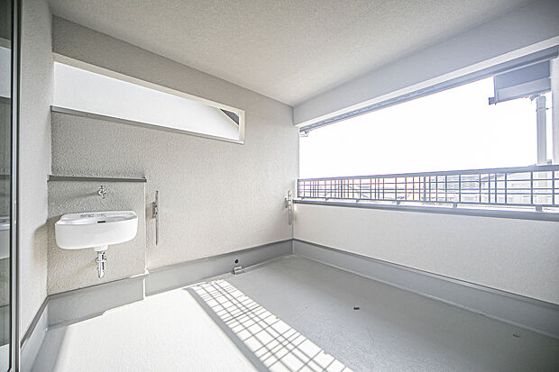 【8-13号邸コンセプトハウス】
約4.6帖相当の広さを持つインナーバルコニーは2部屋からアクセスできます。ガーデニング道具や靴を洗ったり、掃除や水やりに便利なスロップシンク付きです。