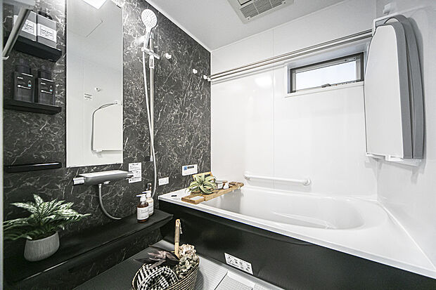 【【バスルーム】】心ゆくまでリラックスできるユニットバス。冬場の床の冷たさを軽減する「カラリ床」、雨天時の洗濯や冬場の入浴前の予備暖房などに便利な浴室暖房乾燥機「カワック」も標準装備し、快適なバスタイムを叶えます。/8-13号邸コンセプトハウス