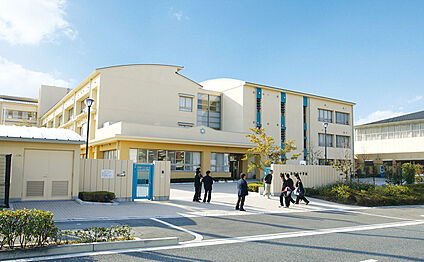 茨木市立彩都西中学校 約1980m～2040m(徒歩25～26分)