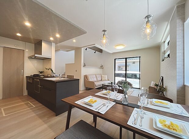 【弊社施工例写真｜リビング】大きな吹き抜けやスキップフロアで、開放感あふれる住まいを自由にデザイン可能！
※画像にはオプション商品も含まれております。