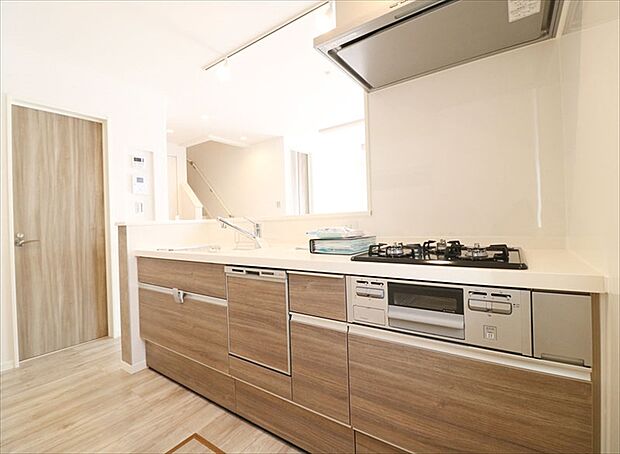 【【弊社施工例/キッチン】】家事をしながらお子様の様子が見えるカウンターキッチンなので、お子様のリビング学習も楽しく続けられます。
※画像にオプション商品も含まれております