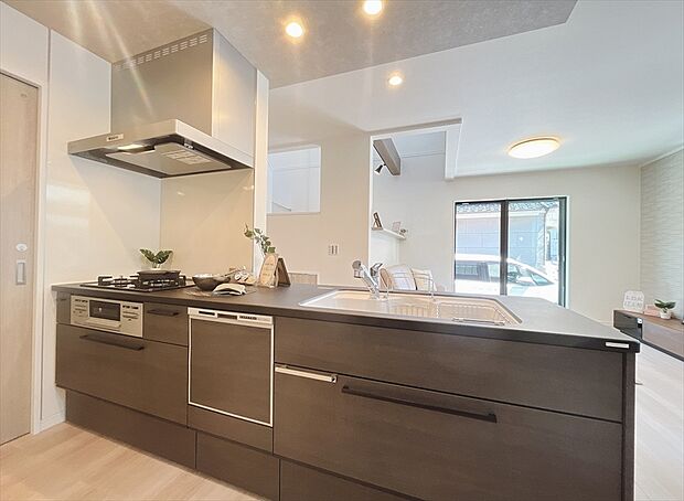 【【弊社施工例/キッチン】】忙しい朝や子育てに忙しいご家庭に便利な食洗機付。
食器洗いの手間が省けるので人気です！
※画像にオプション商品も含まれております