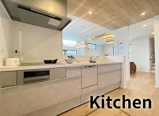 【キッチン】浄水器一体型水栓付きのシステムキッチン。毎日の家事をサポートし、負担を軽減する便利な食洗機付きです。
サッと拭くだけで汚れが落ちるIHクッキングヒーター。