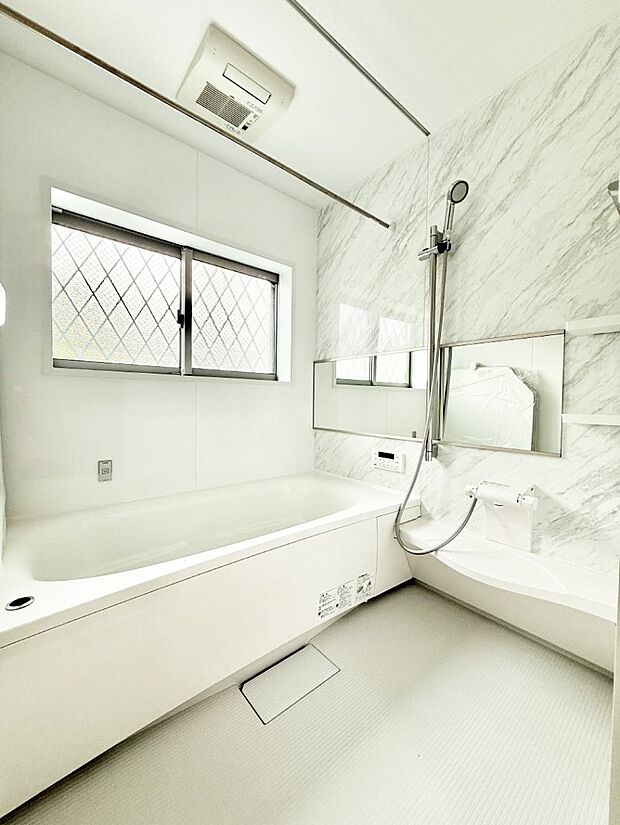 ■落ち着いた色合いの壁面、ゆっくり寛げるバスルーム