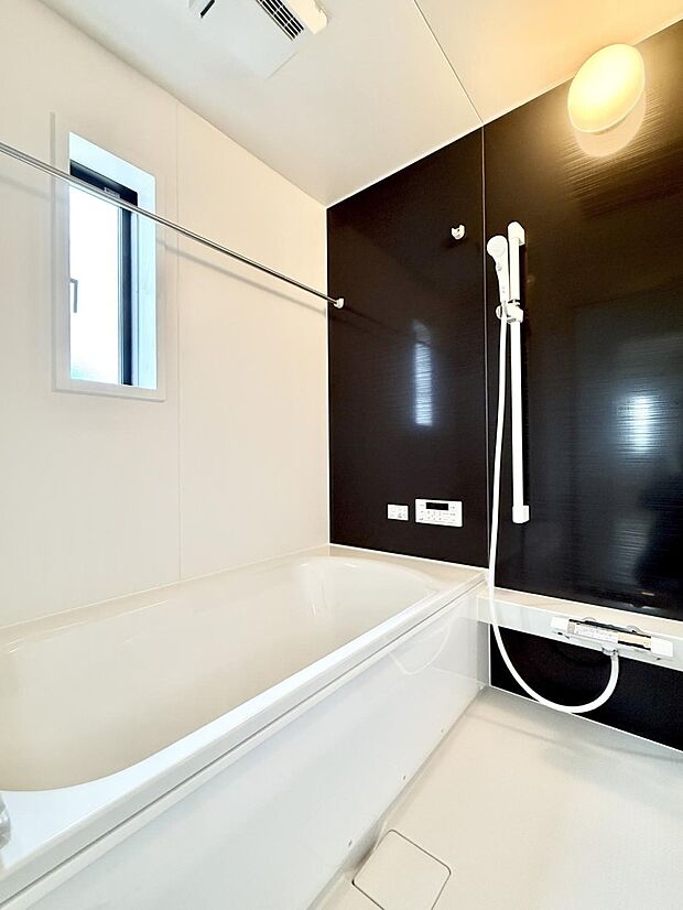 ■落ち着いた色合いの壁面、ゆっくり寛げるバスルーム