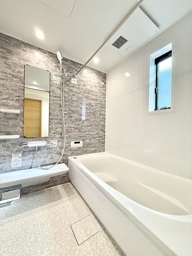 ■落ち着いた色合いの壁面、ゆっくり寛げるバスルーム