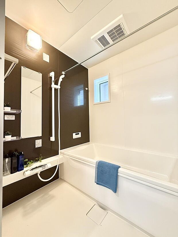 ■落ち着いた色合いの壁面、ゆっくり寛げるバスルーム