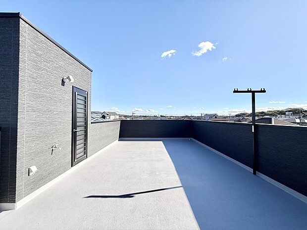 ■ 心地よい風と光を感じる、くつろぎのバルコニー