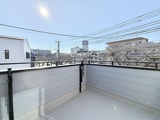 ■ 心地よい風と光を感じる、くつろぎのバルコニー