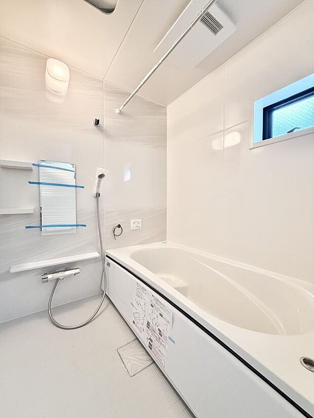 ■落ち着いた色合いの壁面、ゆっくり寛げるバスルーム