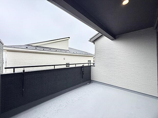 ■ 心地よい風と光を感じる、くつろぎのバルコニー