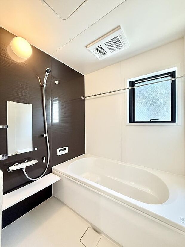 ■落ち着いた色合いの壁面、ゆっくり寛げるバスルーム