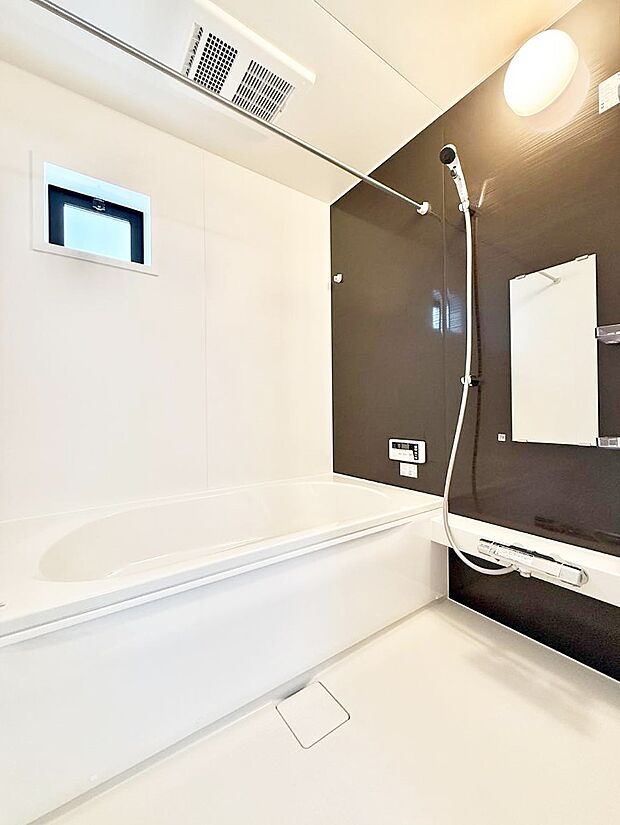 ■落ち着いた色合いの壁面、ゆっくり寛げるバスルーム