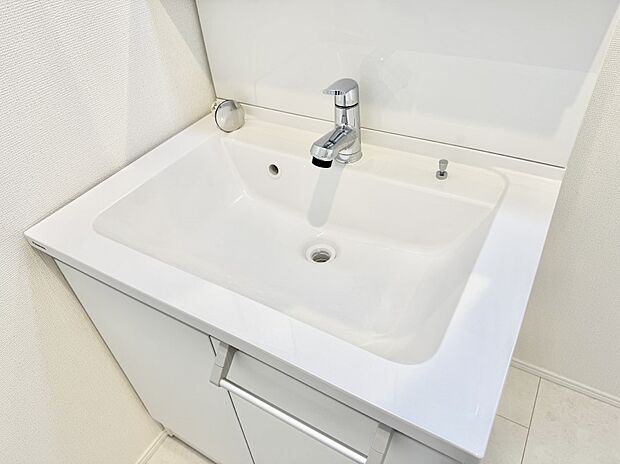 【ハンドシャワー付洗面台】■細かい部分まで洗いやすく便利なハンドシャワー付き