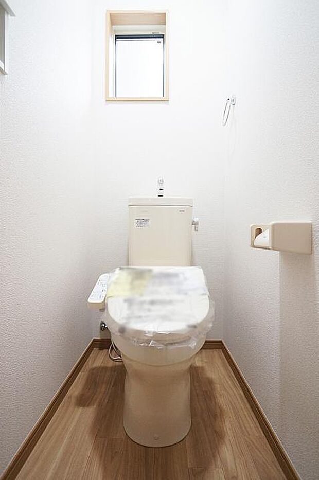 【トイレ	 】■窓付きで明るく清潔なトイレ♪ 