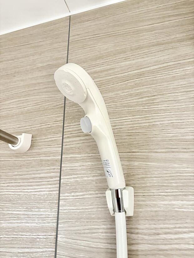 【止水シャワーヘッド】■手元で簡単に止水できるため、水の無駄遣いを減らすことができます。