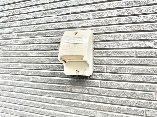 【屋外コンセント】■屋外に電源コンセントがあれば、高圧洗浄機で窓や外壁を掃除するなど便利です。