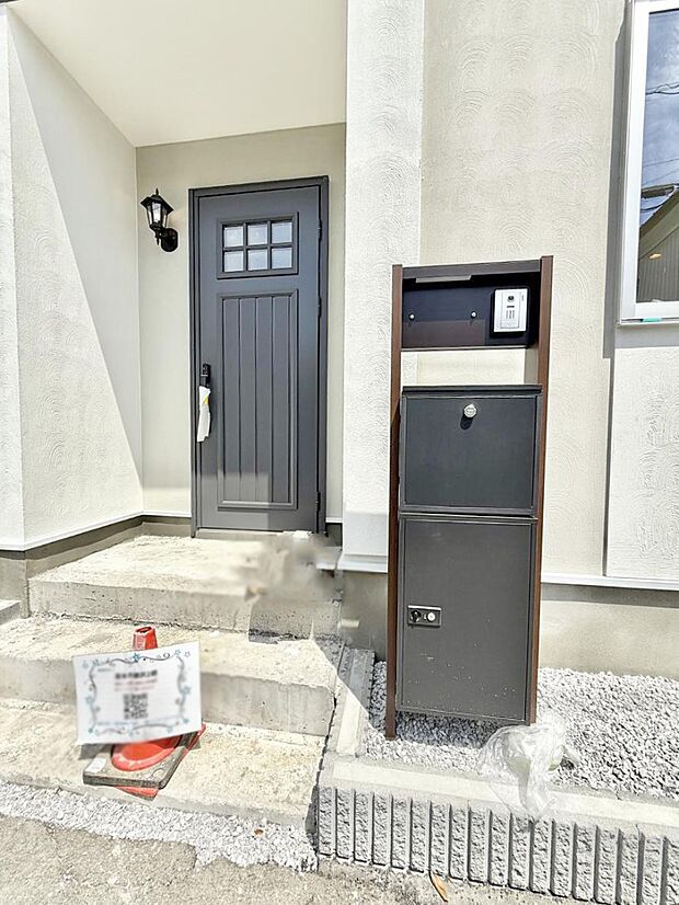 【玄関】■ 家族とゲストをやさしく迎える、心温まる玄関