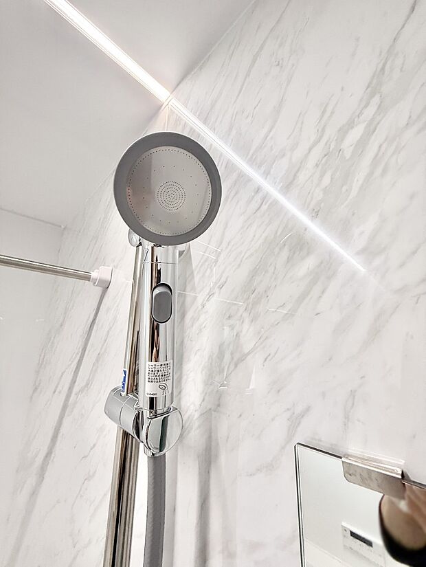 【止水シャワーヘッド】■手元で簡単に止水できるため、水の無駄遣いを減らすことができます。  