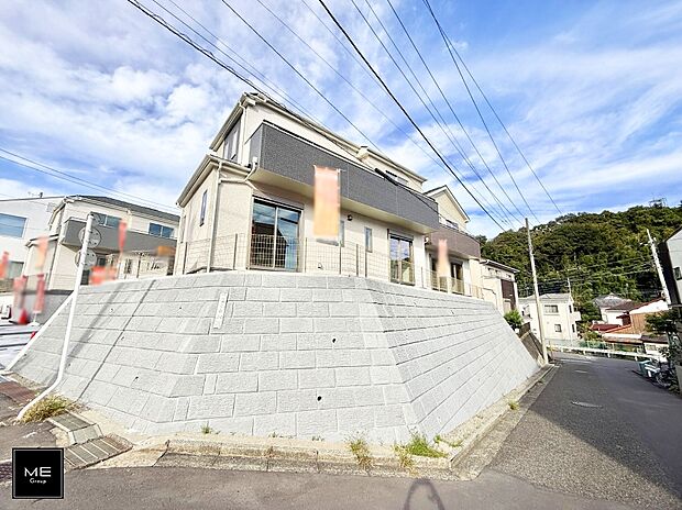 【現地外観写真】■暮らしを彩る充実した設備仕様が備わった住まい