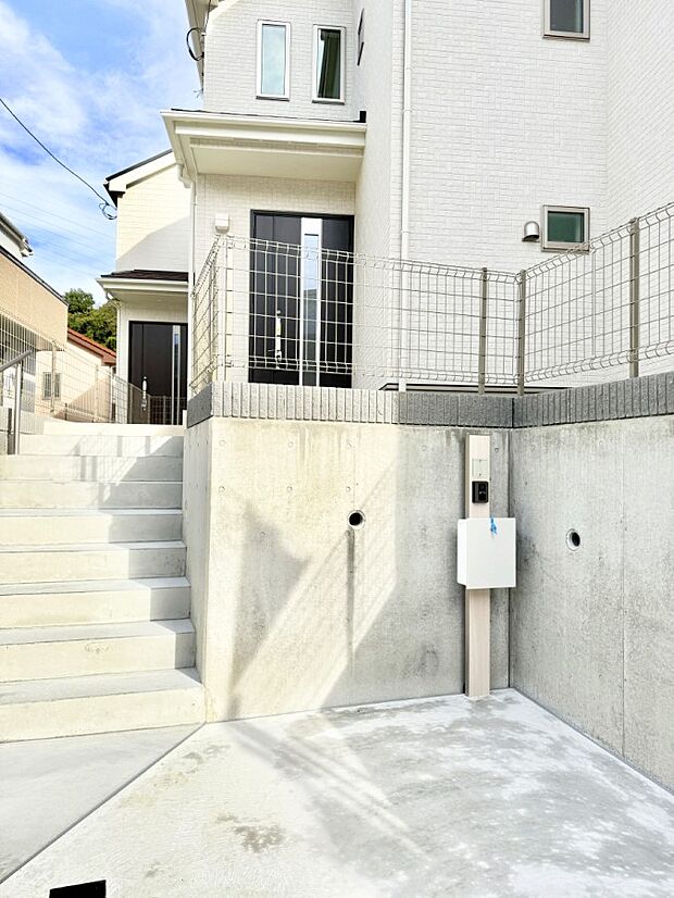 【玄関】■ シンプルで美しく、住まいの第一印象を彩る玄関です