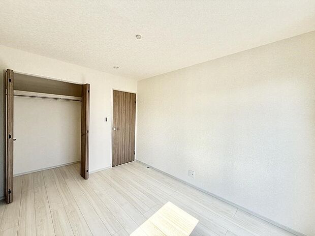 【リビング以外の居室】1号棟  ■落ち着いた雰囲気のお部屋で心が安らぐ空間