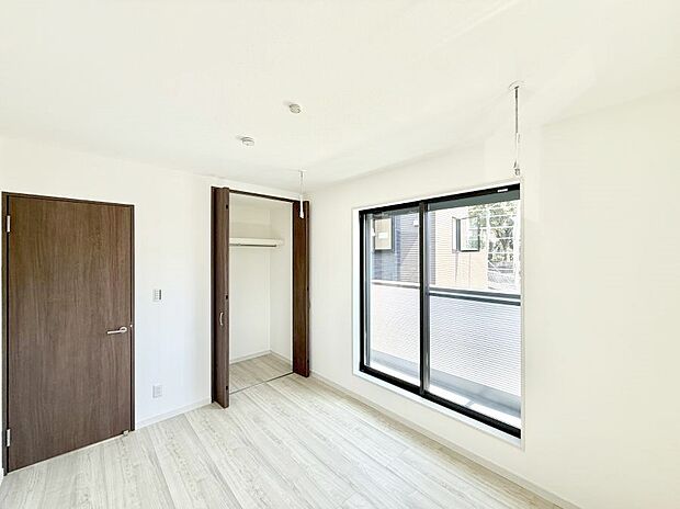 【リビング以外の居室】■落ち着いた色合いのお部屋で穏やかな時間を楽しめます