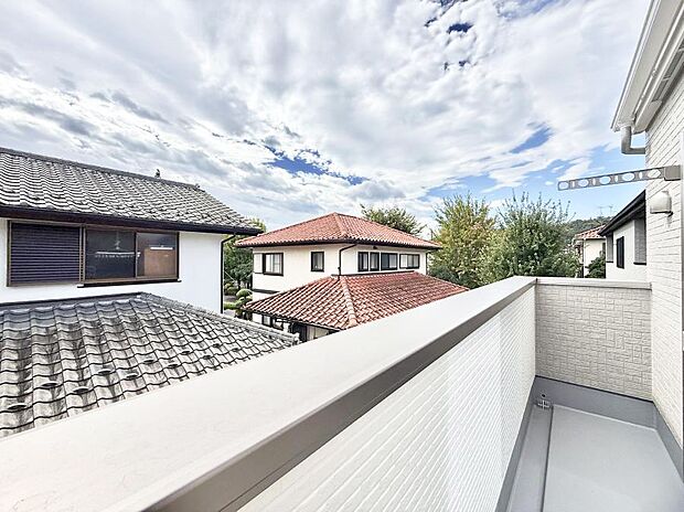 【バルコニー】■ 朝のコーヒーや夜の星空を楽しむ、癒しの場所