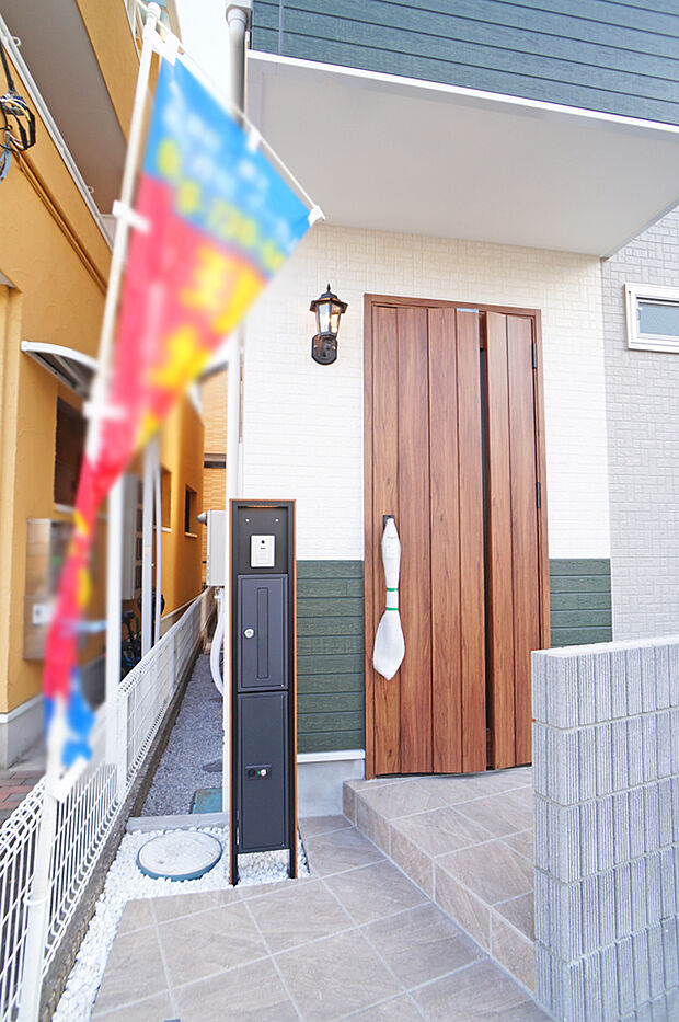 【玄関】■ 家族とゲストをやさしく迎える、心温まる玄関