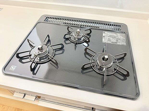 【3口ガスコンロ】■3口コンロのシステムキッチンで料理の手順もスムーズに