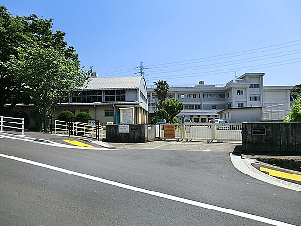 横須賀市立粟田小学校（約1,001m・徒歩13分）