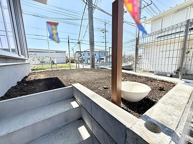 【庭】■敷地内にゆとりある緑のスペースがあり、穏やかな雰囲気です