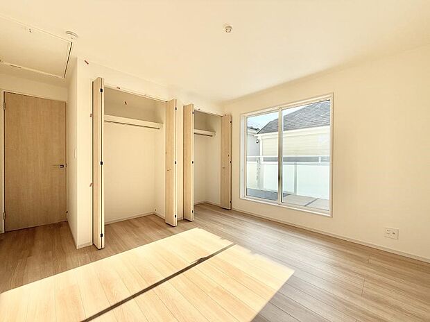 【リビング以外の居室】■落ち着いた色合いのお部屋で穏やかな時間を楽しめます