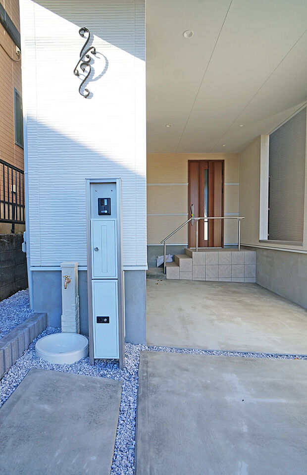 【玄関】■ 家族とゲストをやさしく迎える、心温まる玄関